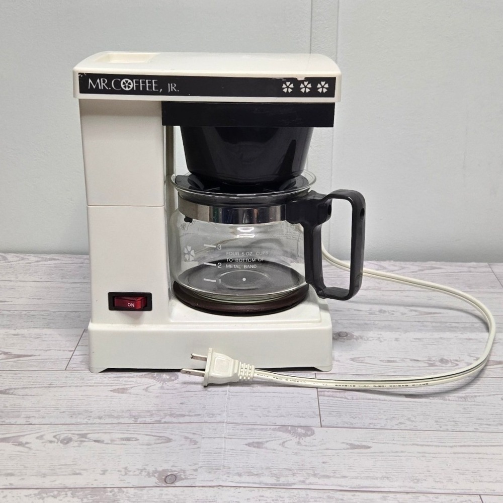 Mr Coffee Jr Vintage 4 Cup Drip Coffee Maker White Model JR40 Glass Carafe